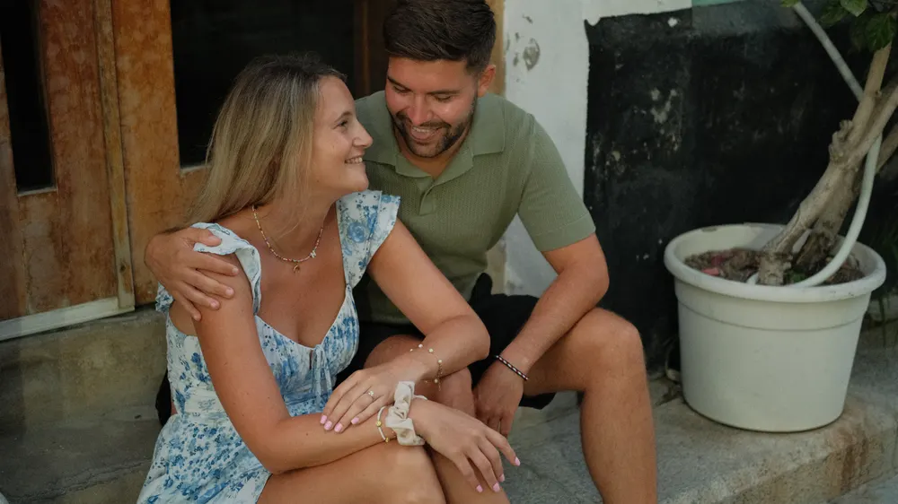 Couple sitting on a doorstep in the old town of Cádiz