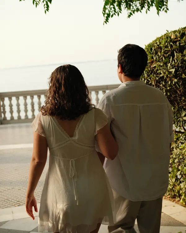 Pareja mirando al mar desde una balaustrada