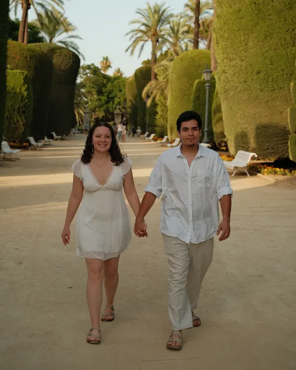 Pareja de la mano por los jardines de Cádiz