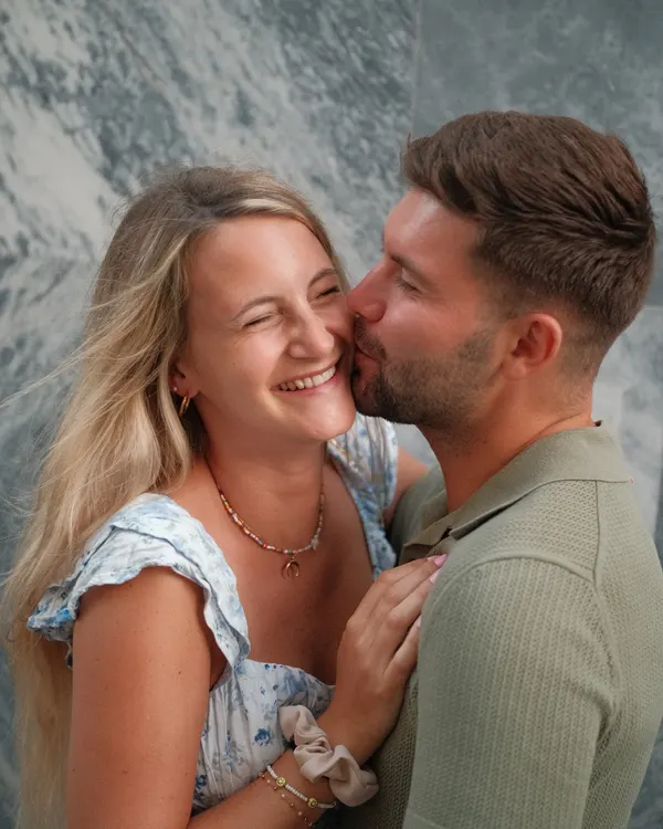 Pareja riendo mejilla con mejilla