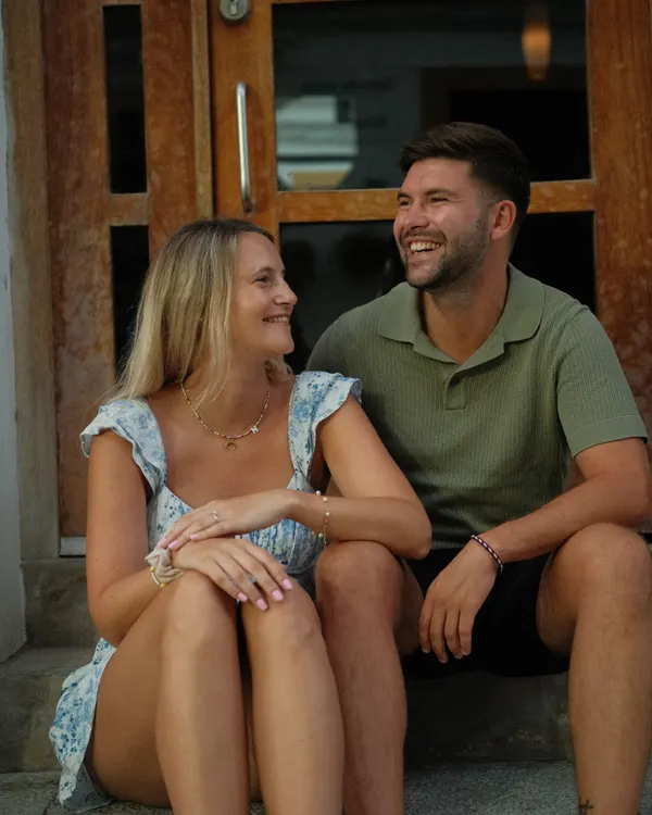 Pareja sentada en un portal de Cádiz